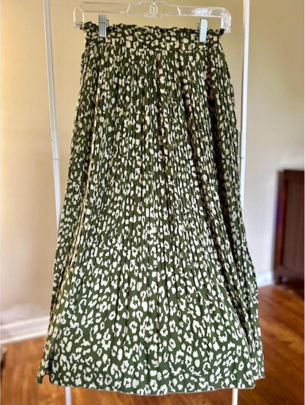 Green and White Patterned Pleated Skirt S